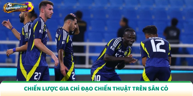 Chiến lược gia chỉ đạo chiến thuật trên sân cỏ